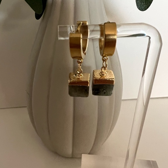 Stone Dainty Gold Hoops - Elegant Classic Earrings - Small Minimalist Hoop - Picture 13 of 16